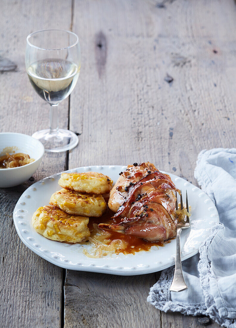 Kaninchenkeule in Bier-Honig-Sauce mit Mais-Pancakes