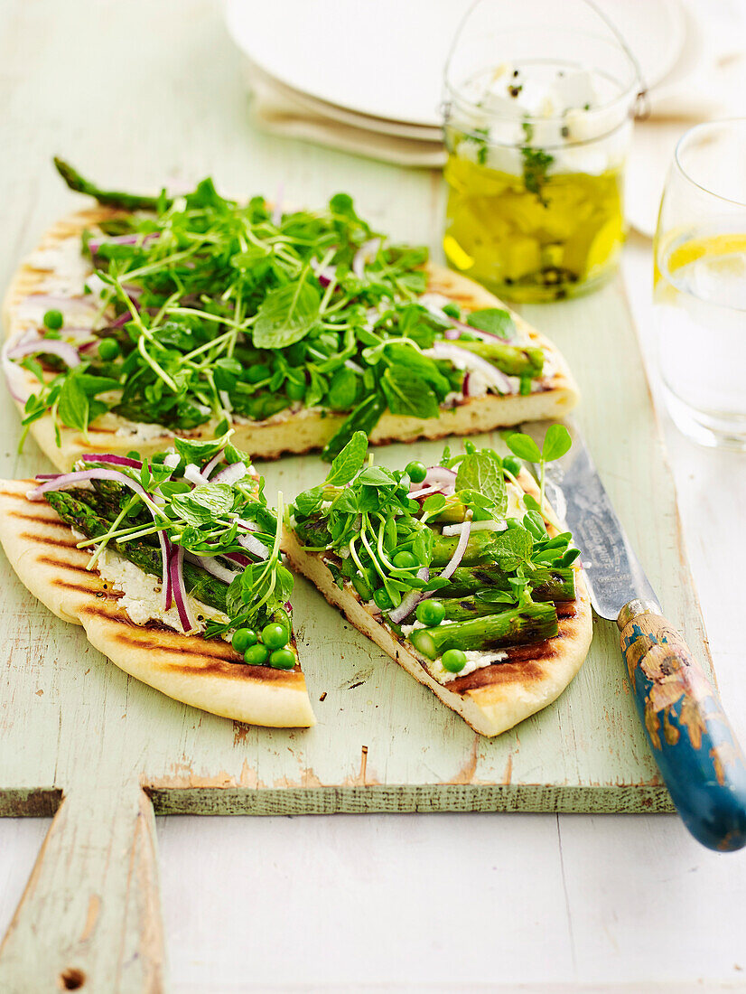 Gegrilltes Fladenbrot mit grünem Spargel, Erbsen und Minze