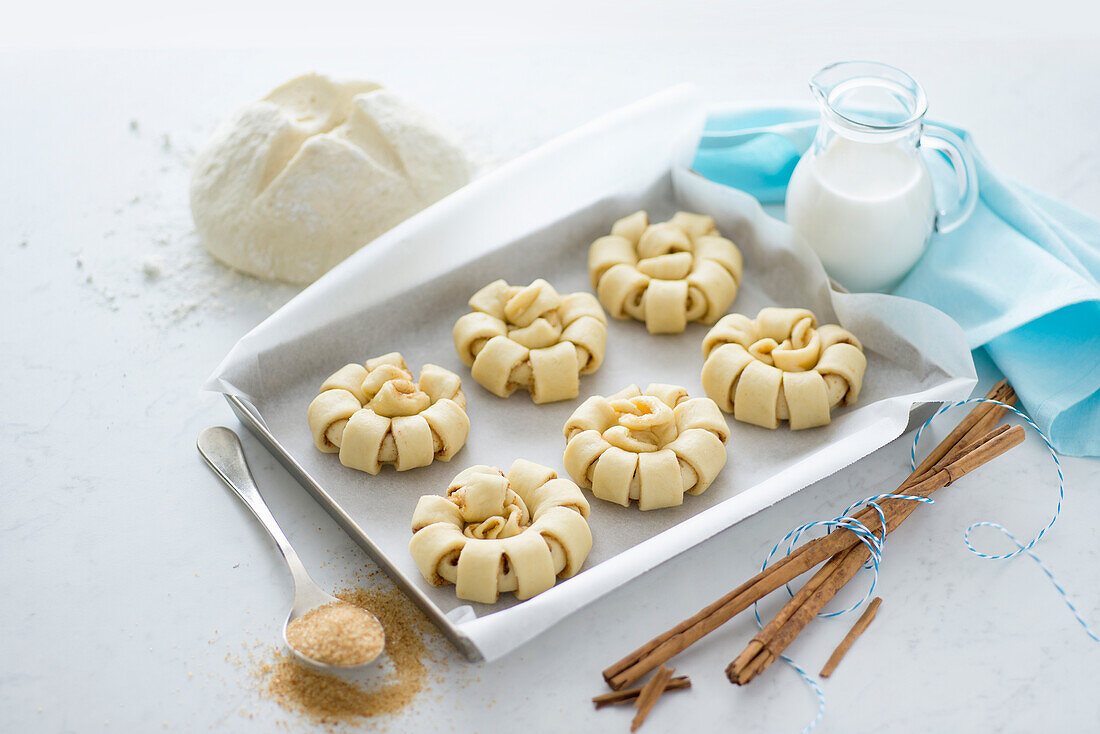 Brioche mit Butter und Zimt herstellen