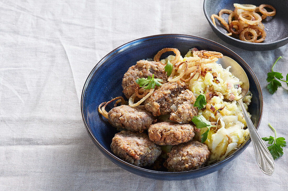 Buchweizenbällchen mit Kartoffelpüree und Sauerkraut