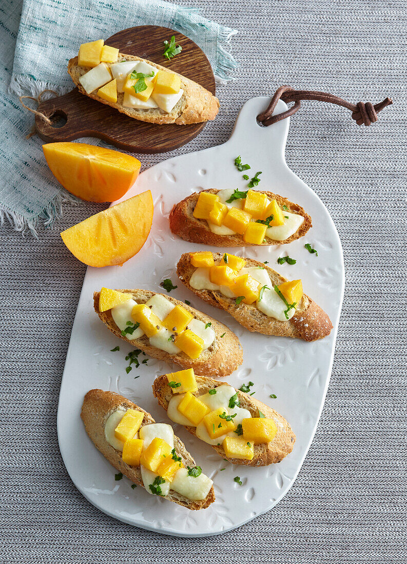 Crostini mit Käse und Kaki