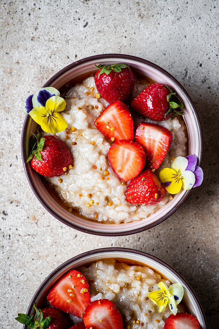 Kokosmilch-Reispudding mit Erdbeeren