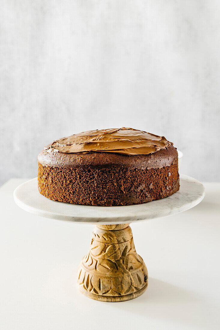 Schokoladenbiskuitkuchen auf Kuchenständer