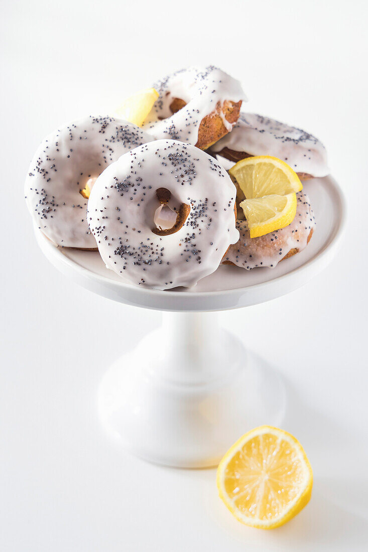 Glasierte Zitronen-Mohn-Donuts