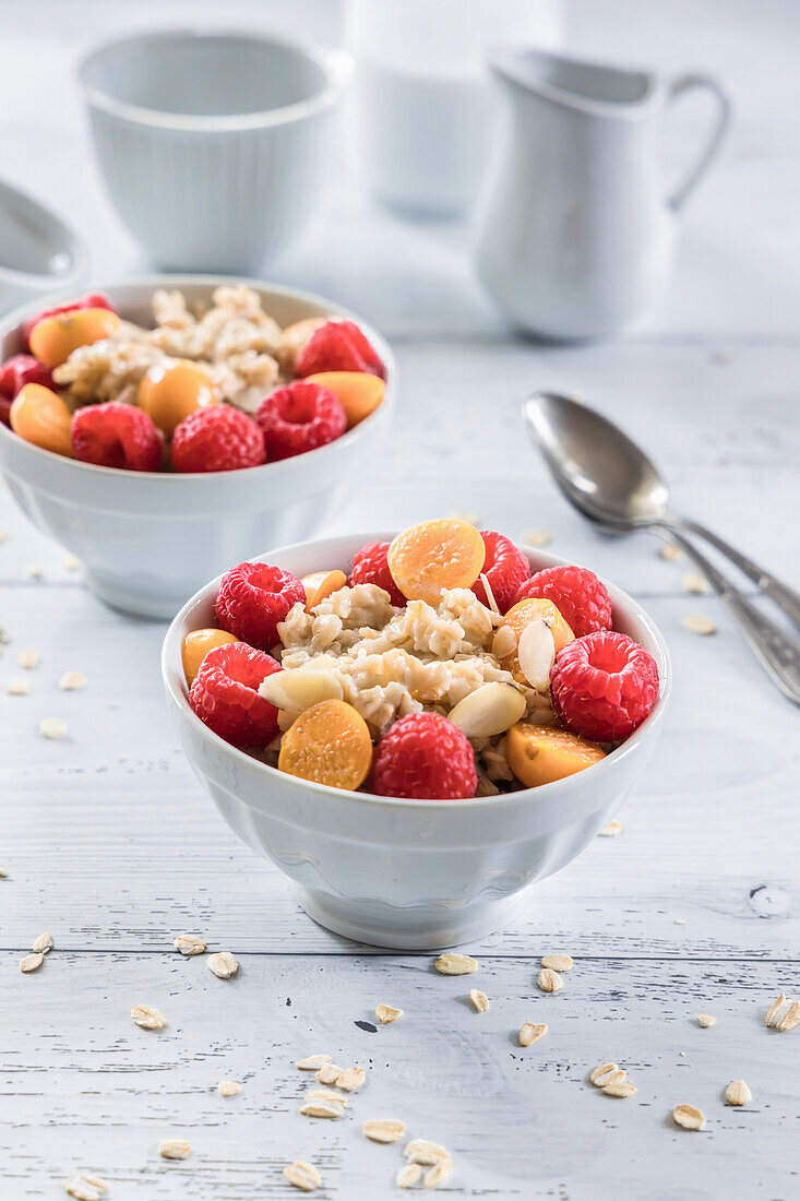 Haferflockenbrei mit Himbeeren und Kapstachelbeeren