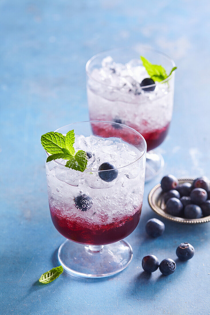 Heidelbeer-Limonade mit Crushed Ice