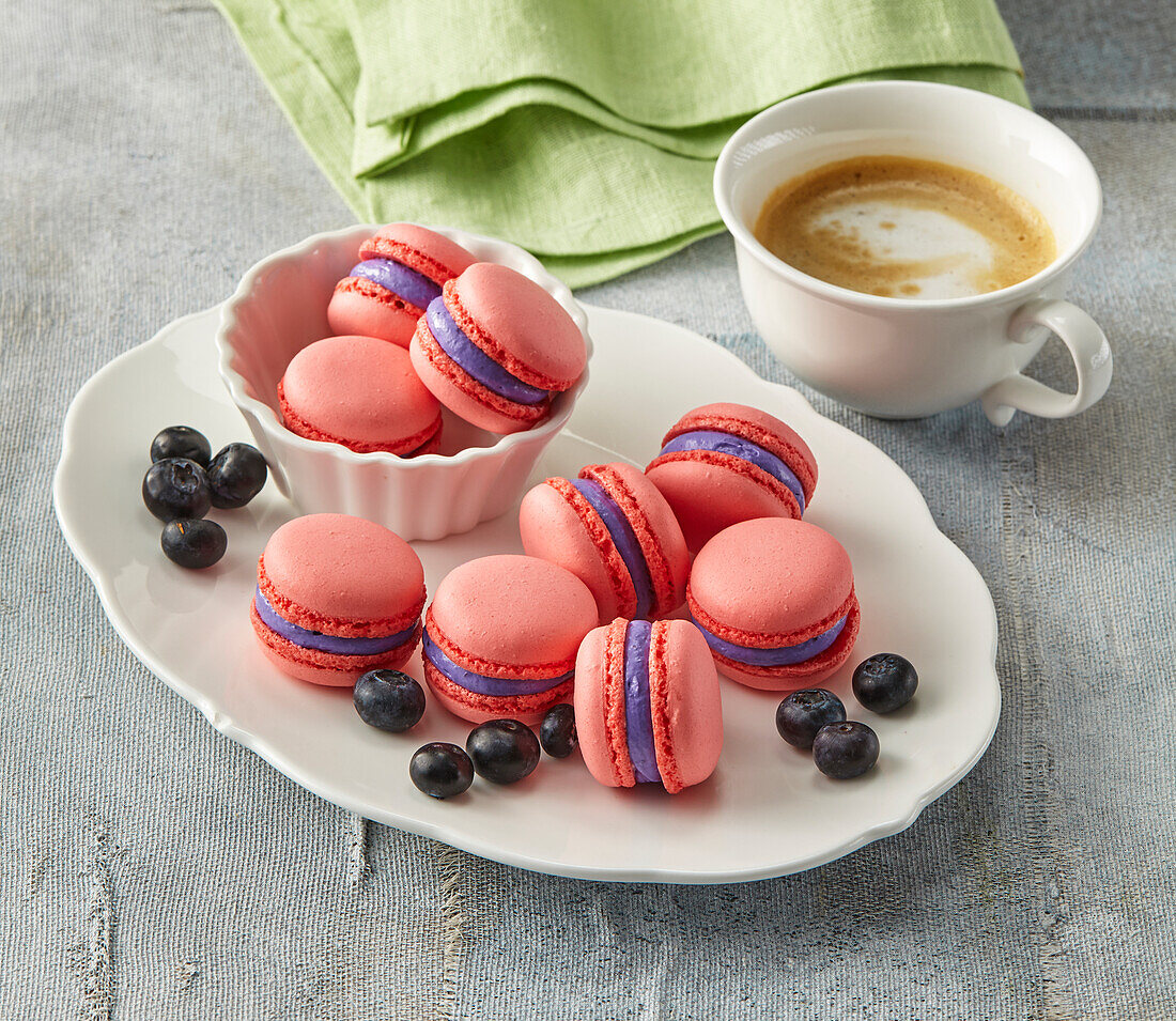 Rosa Macarons mit Blaubeerfüllung