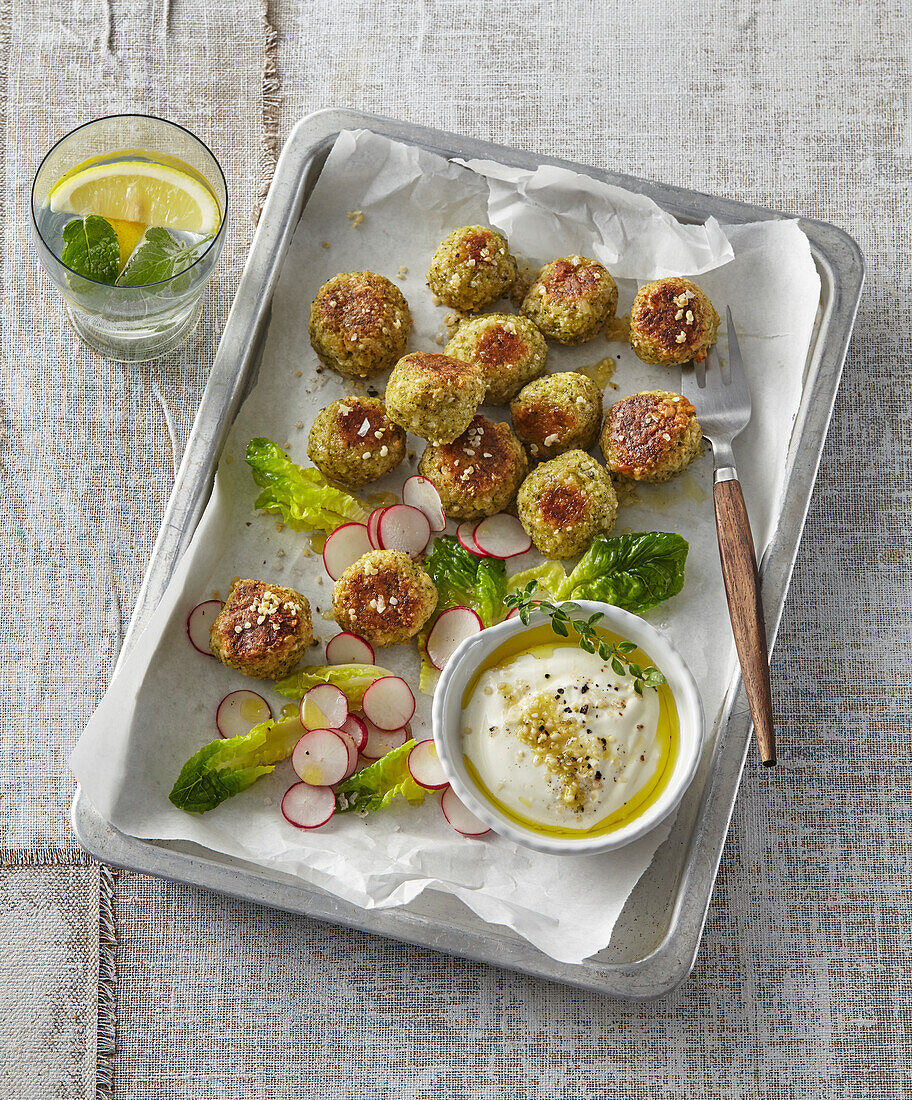 Brokkolibällchen mit Parmesan und Mandeln