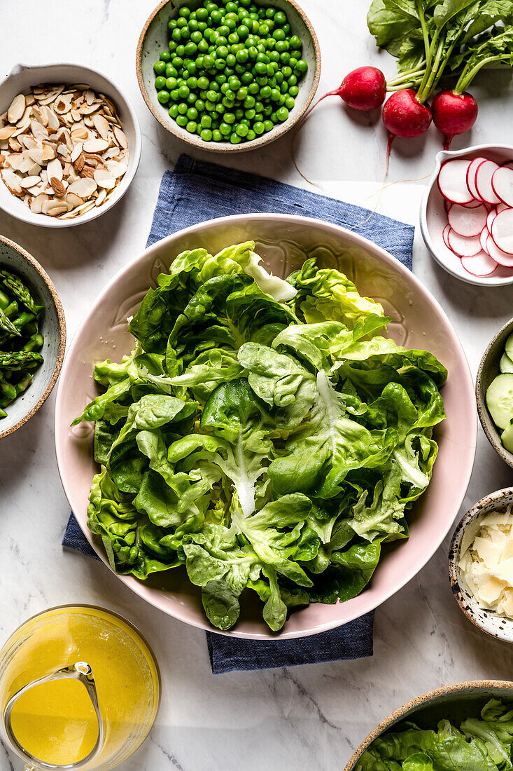 Kopfsalat mit verschiedenen Salatzutaten