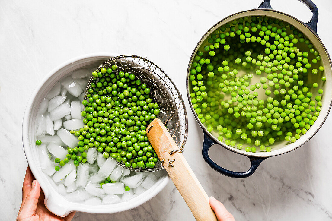 Blanching green peas in ice water