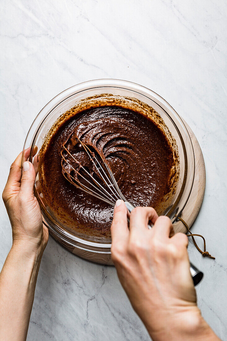 Schokoladenkuchen zubereiten - Teigzutaten verrühren