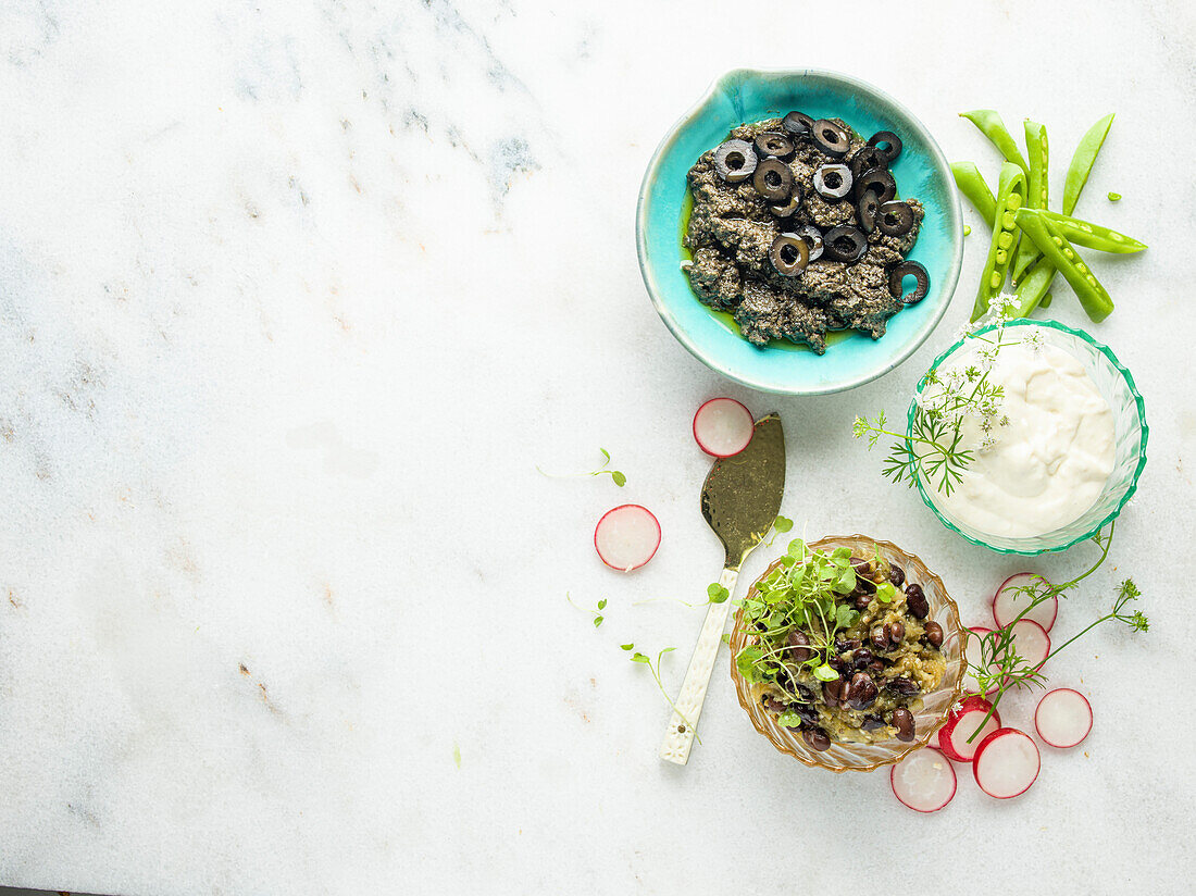 Tapenade, Auberginendip mit schwarzen Bohnen und Dip aus geröstetem Knoblauch