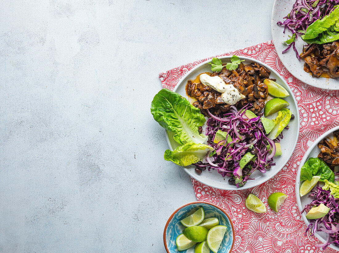 BBQ Pulled Mushroom mit Rotkohlsalat, schwarzen Bohnen und Avocado