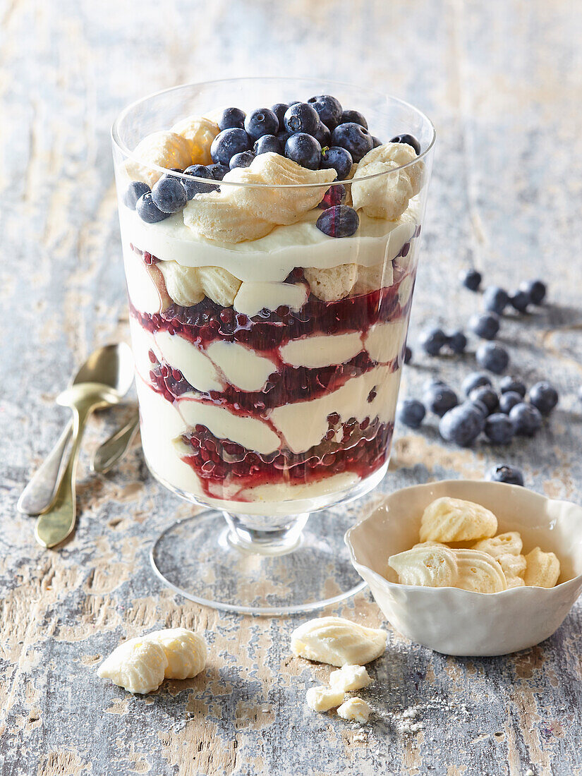 Heidelbeer-Schichtdessert mit Baiser