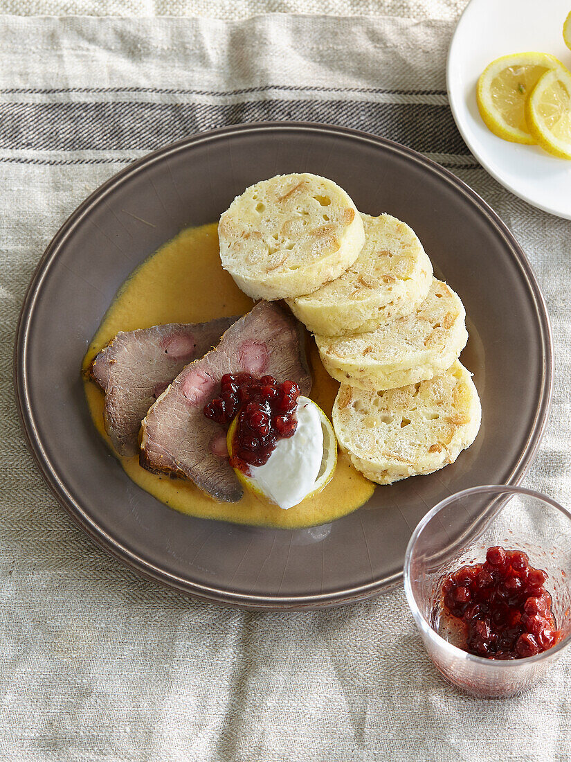 Wildschweinkeule mit Sahnesauce und Butterknödel