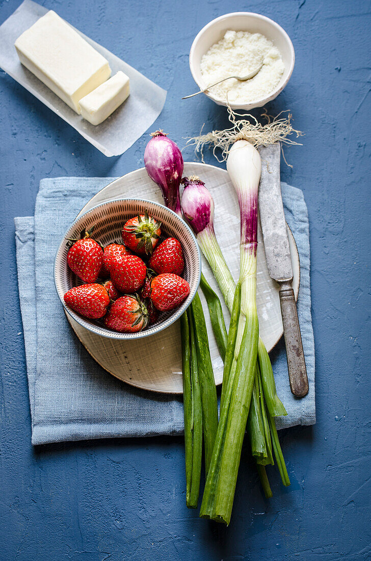 Zutaten für Gnocchi mit Frühlingszwiebeln und Erdbeersauce
