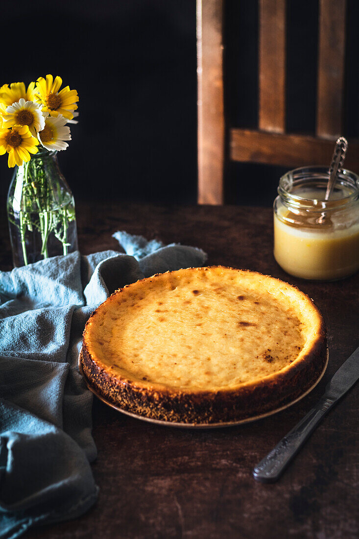 Gebackener Zitronen-Käsekuchen auf rustikalem Küchentisch