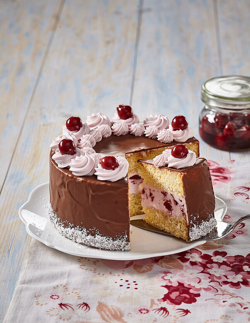 Torte mit Kirschcreme und Schokoladenglasur