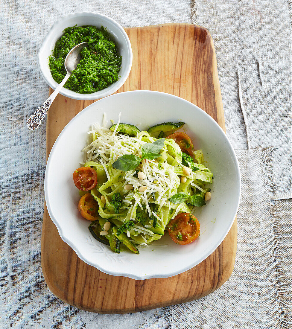 Tagliatelle mit Frühlingspesto und Zucchini