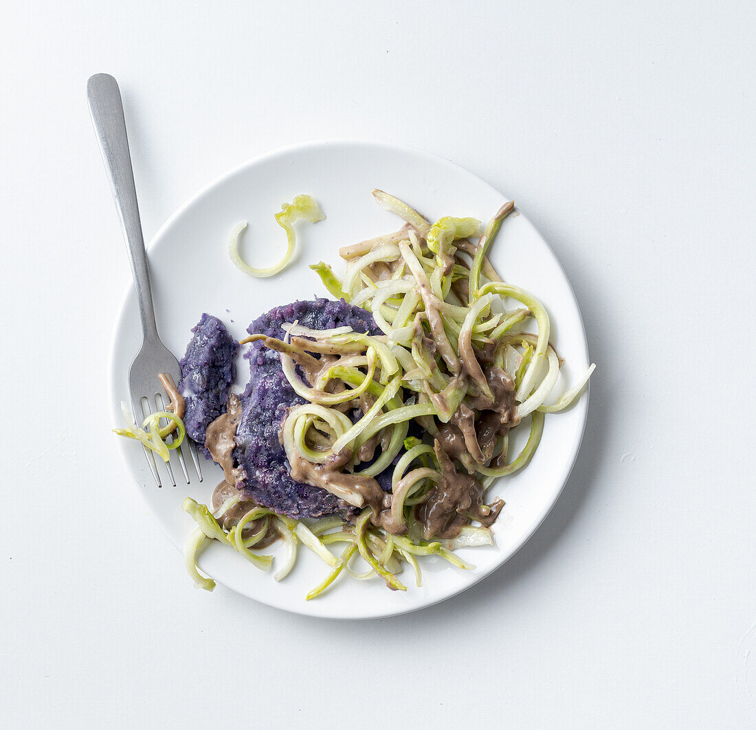 Lila Kartoffelpüree mit Puntarelle-Salat (Italien)