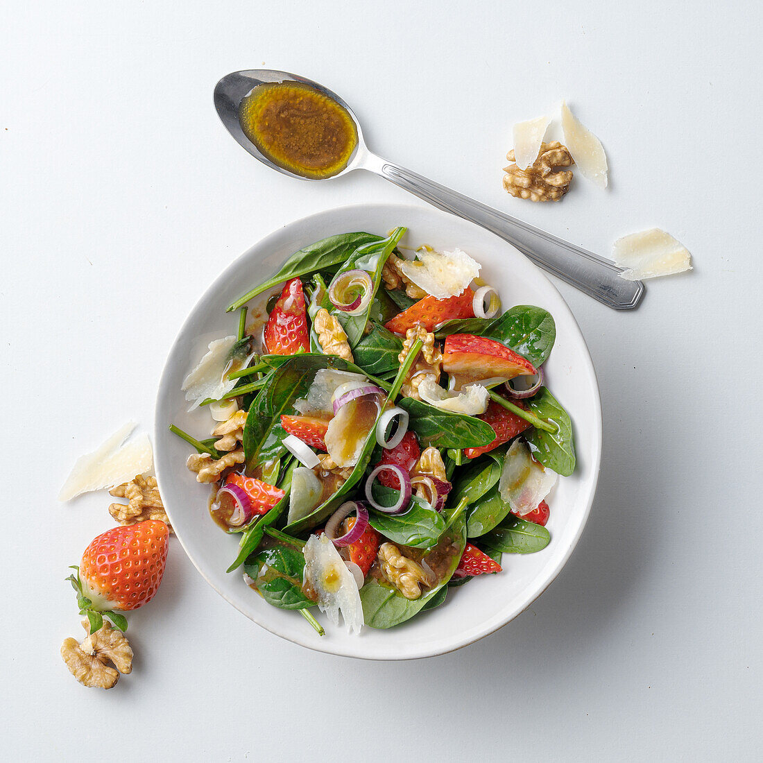 Salat mit Erdbeeren, Babyspinat und Frühlingszwiebeln