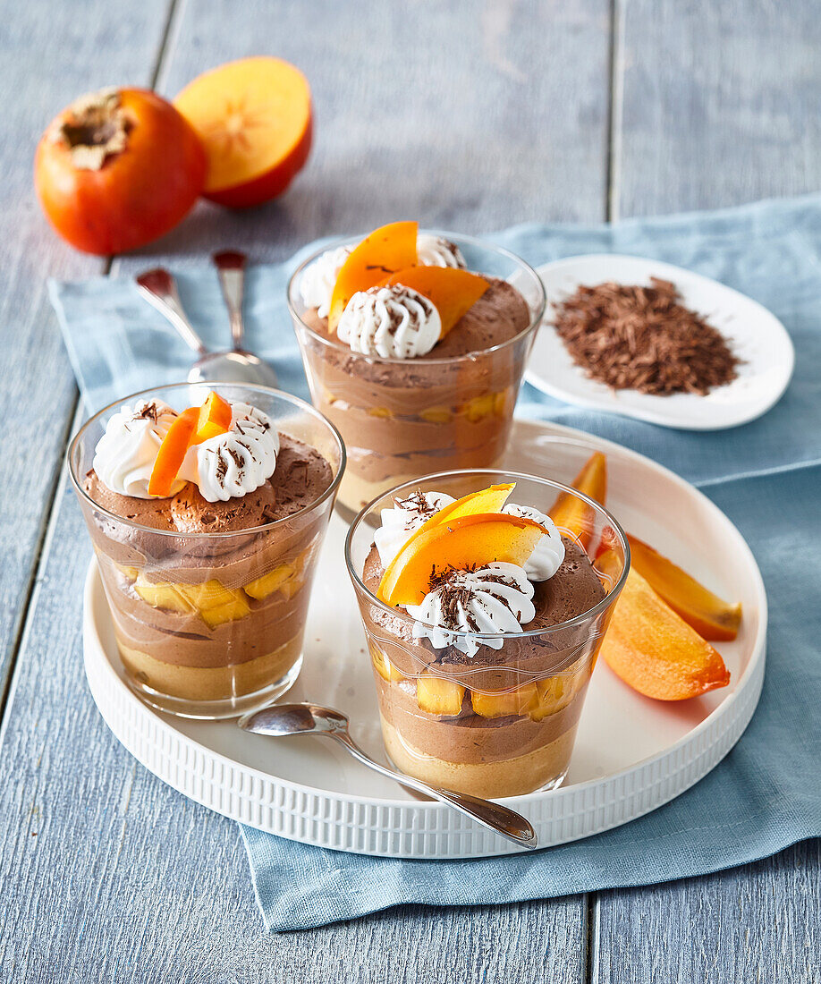 Schokoladendessert mit Salzkaramell und Kaki