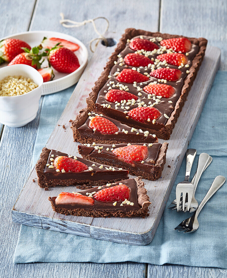 Chocolate cake with strawberries