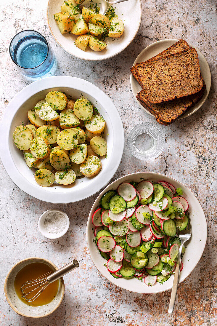 Kartoffelsalat, Gurken-Rettich-Salat und Körnerbrot