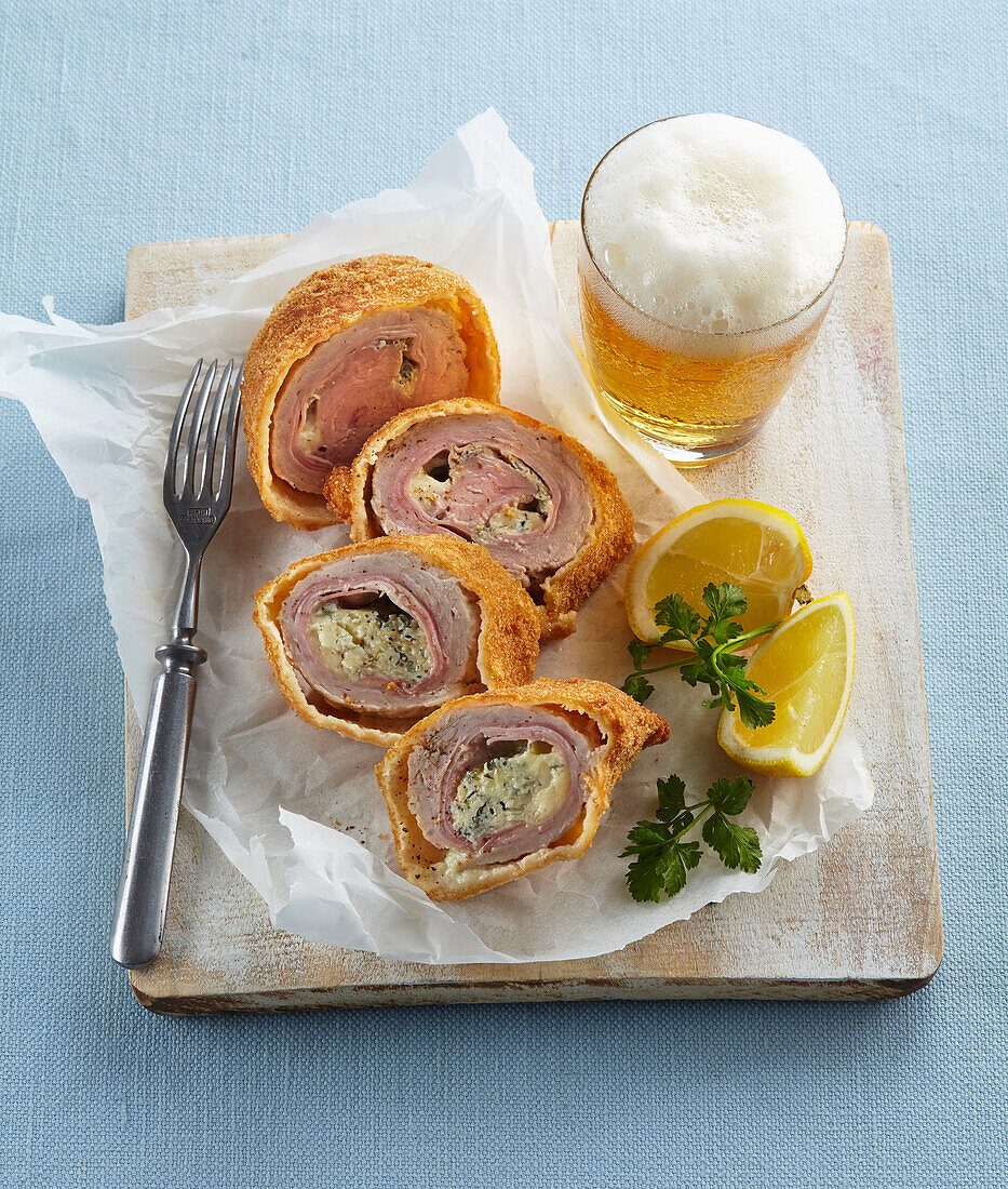 Kalbsroulade mit Schinken und Camembertkäse serviert mit Bier