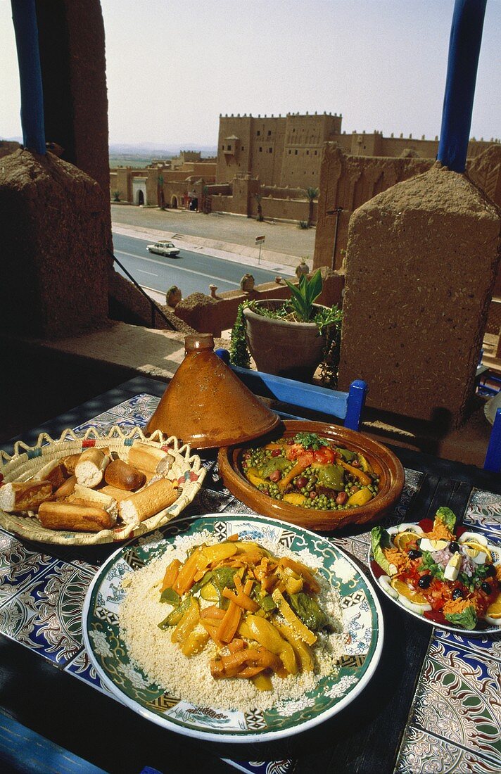 Marokkanisches Couscousgericht & Beilagen (Gemüse,Salat,Brot)