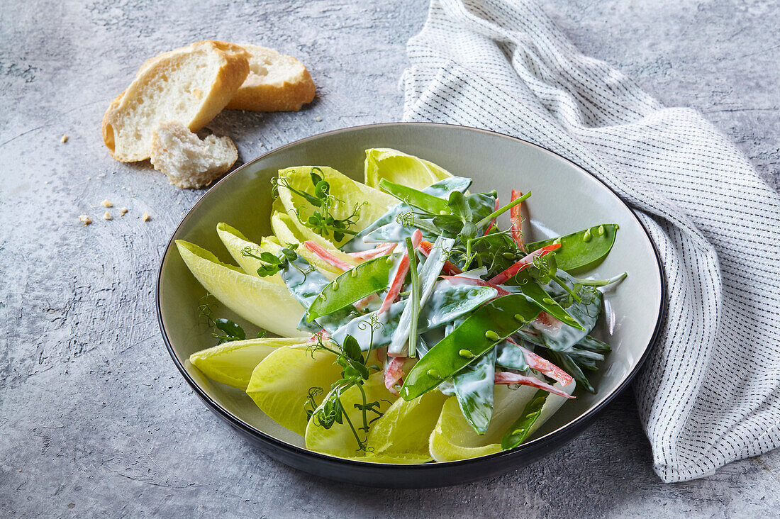 Endiviensalat mit jungen Erbsenschoten