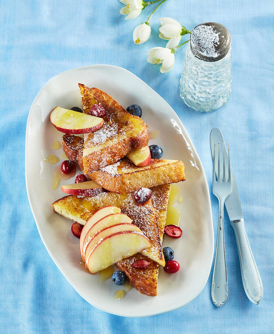 French Toast mit Äpfeln und Beeren