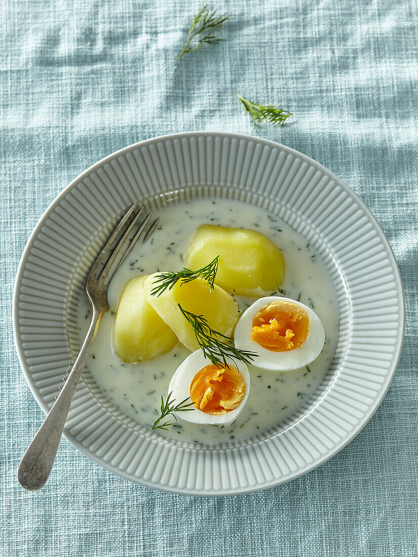 Kartoffeln mit gekochtem Ei und Dillsauce