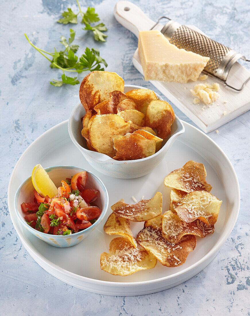 Hausgemachte Kartoffelchips mit Parmesankäse und Salsa