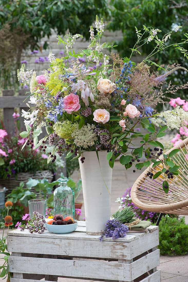 Summer bouquet 'Across the garden' : roses, shadbush, oregano, Queen Anne's lace, honeysuckle, Lily of the Nile, Plantain lilies, viper's bugloss, hydrangea, speedwell, and grass flowers