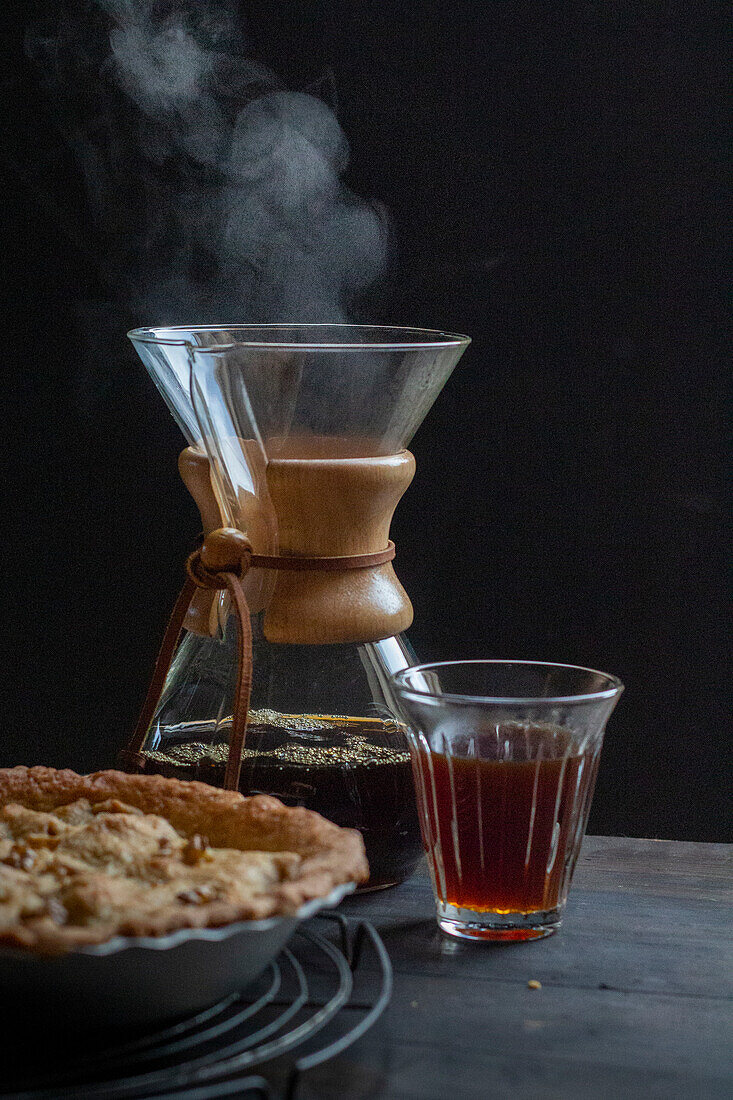 Chemex carafe with a coffee glass and apple pie