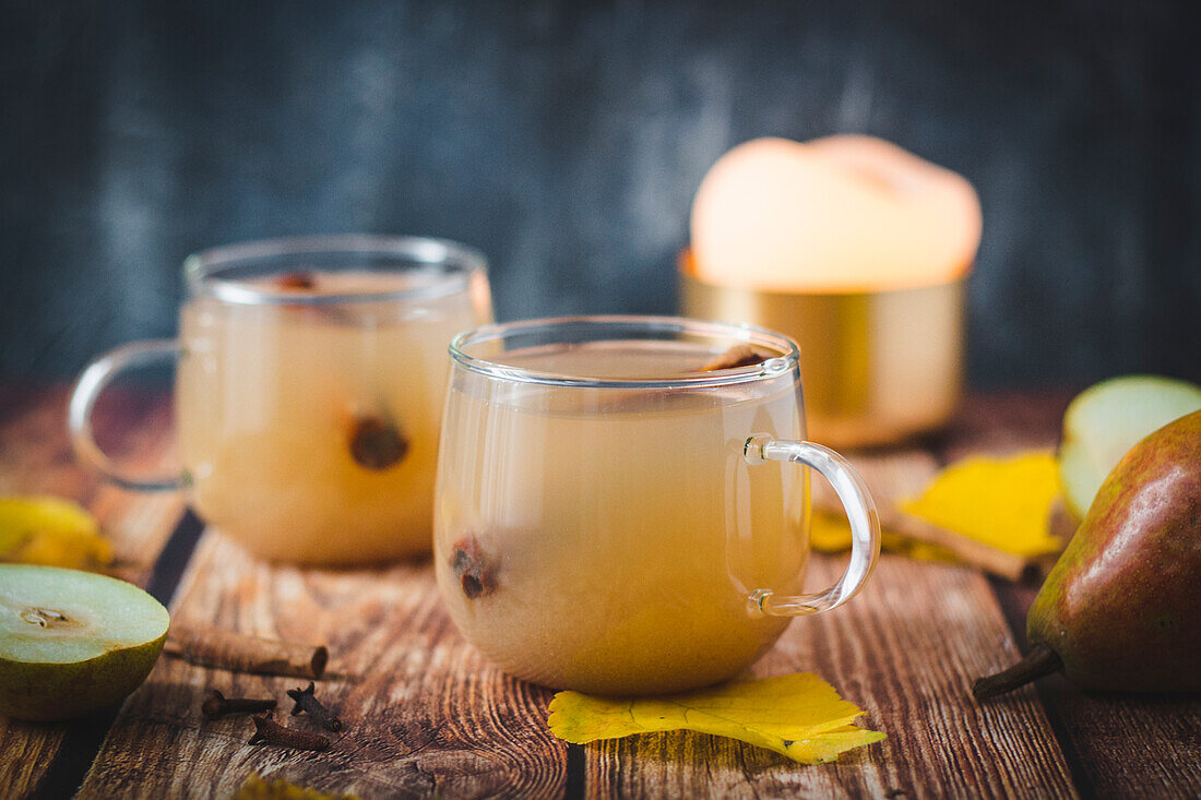 Pear cider with cinnamon sticks