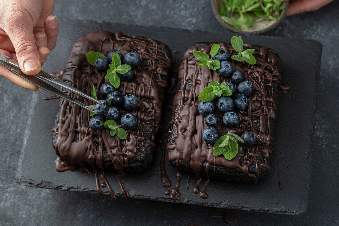 Brownie-Kuchen mit Blaubeeren und Minzblättern