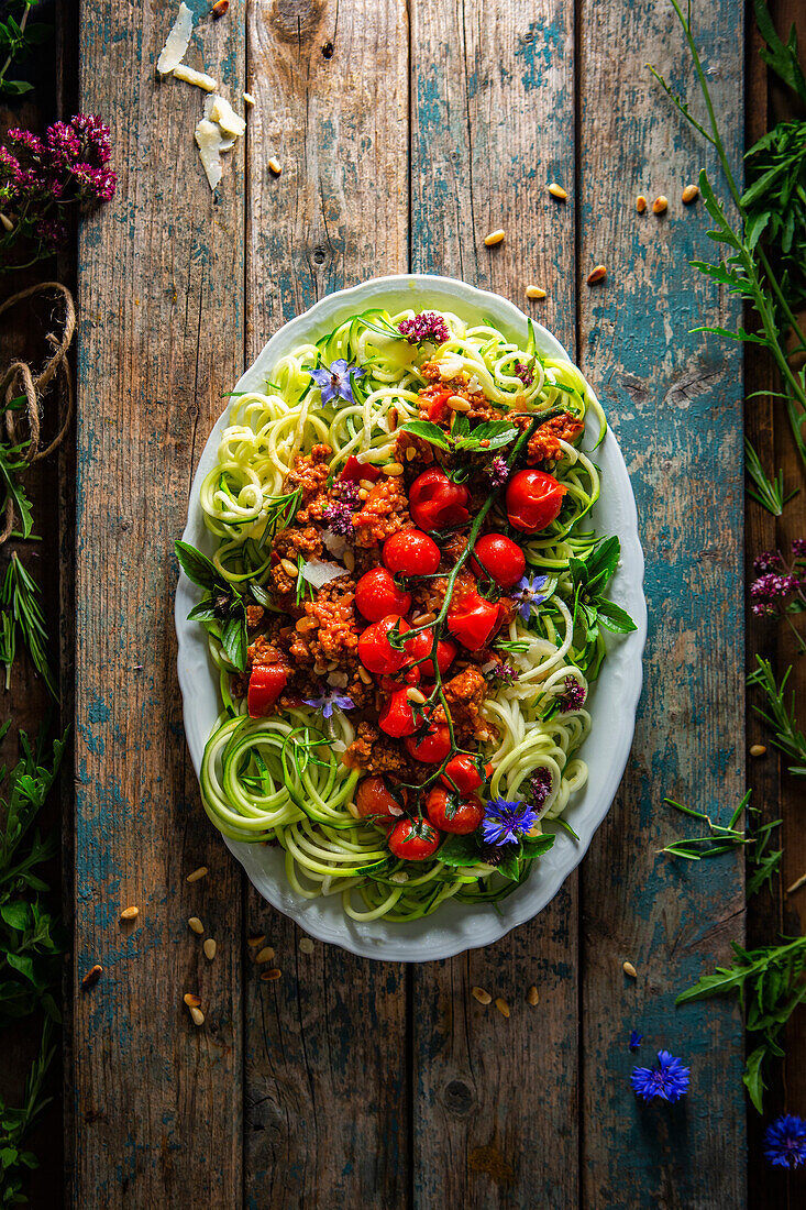 Zucchininudeln mit Bolognese und Ofentomaten