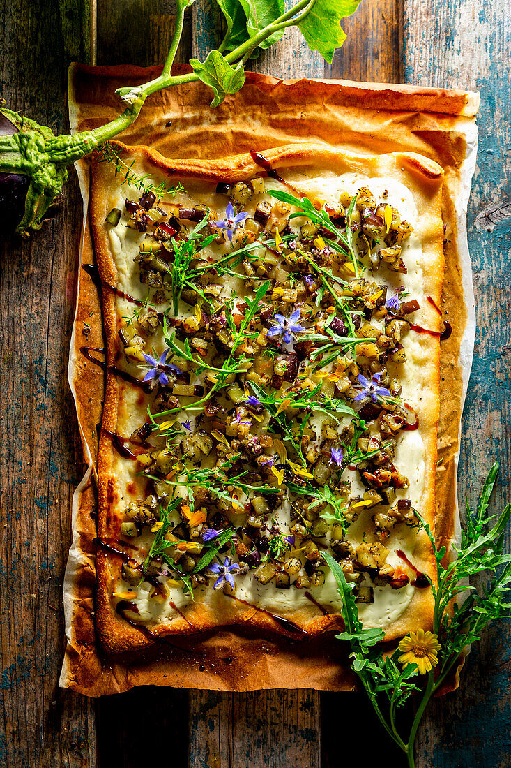 Ricotta-Pizza mit Auberginen und Rucola