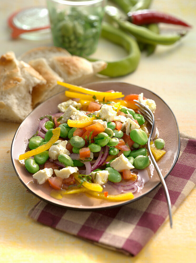 Dicke-Bohnen-Salat mit Paprika und Feta