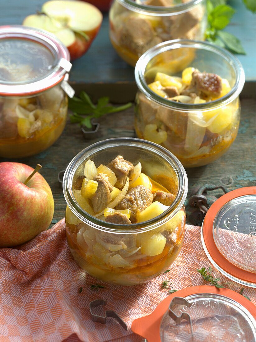 Eingemachtes Schweinegulasch mit Äpfeln