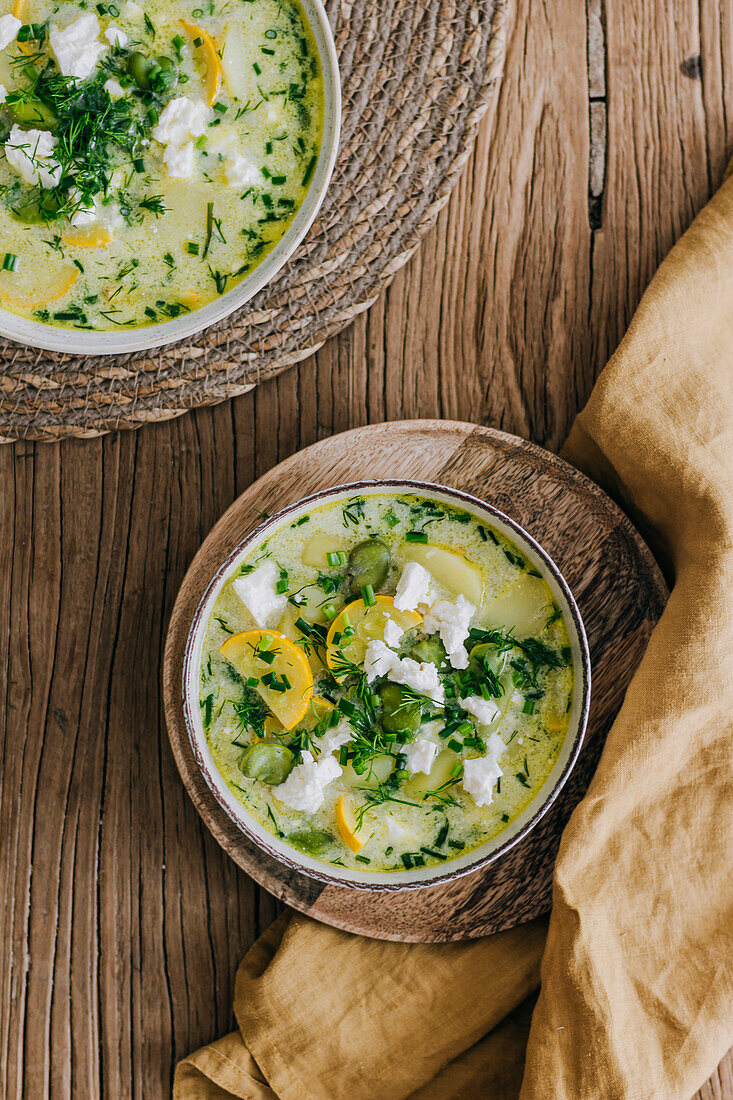 Sommergemüsesuppe mit Zucchini, Kartoffeln, Saubohnen und Feta