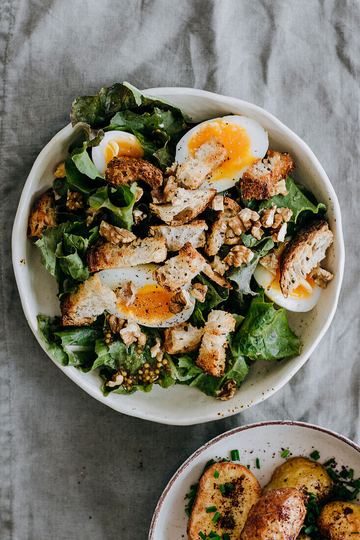 Salad with egg, croutons and walnuts