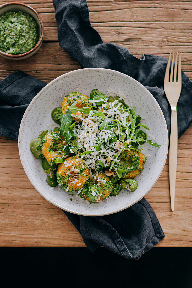 Süßkartoffelknödel mit Pesto und Saubohnen