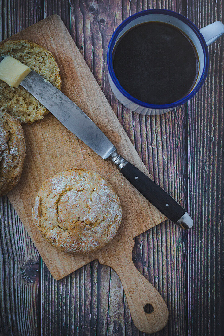 Scones mit Butter und Kaffee