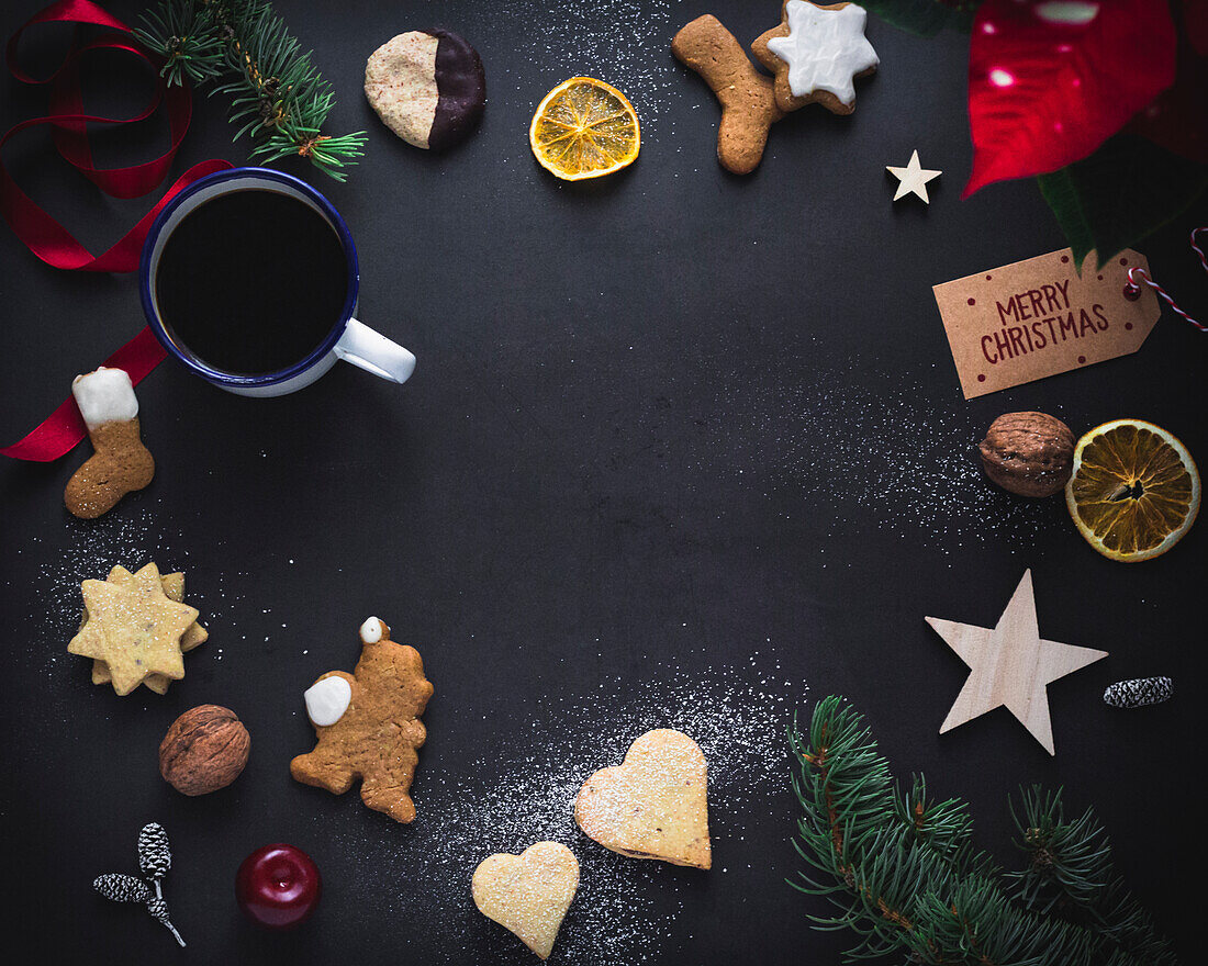 Weihnachtsstillleben mit Plätzchen, Kaffee und Deko