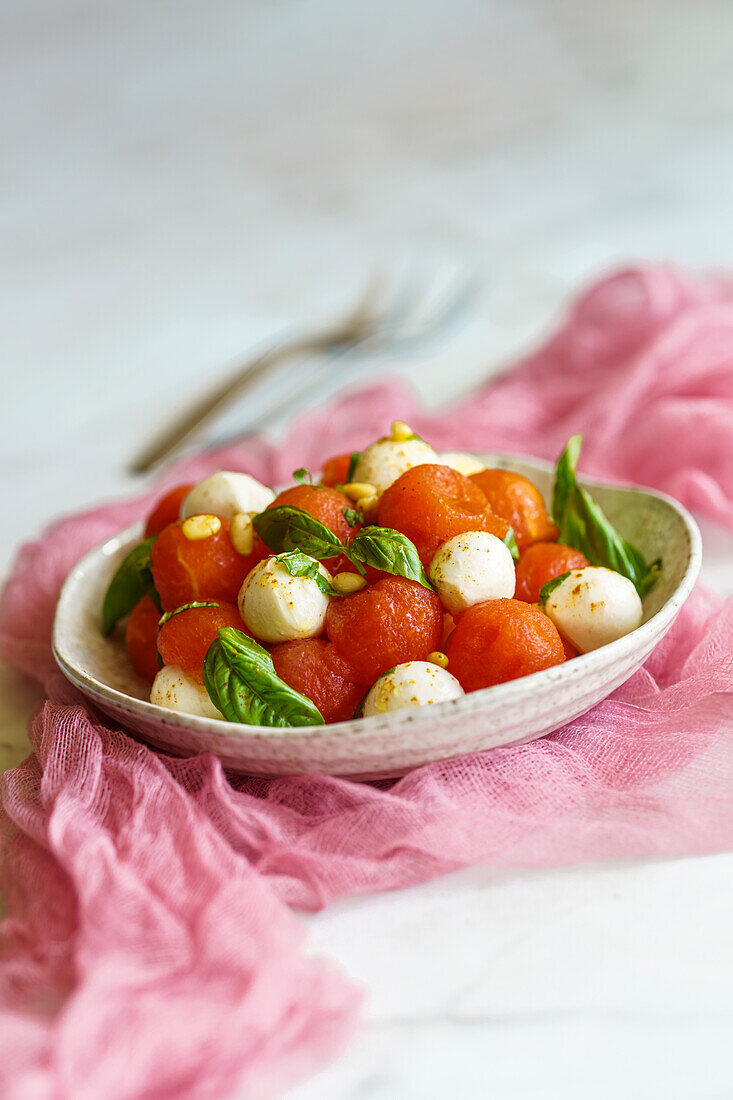 Wassermelonen-Mozzarella-Salat mit Basilikum