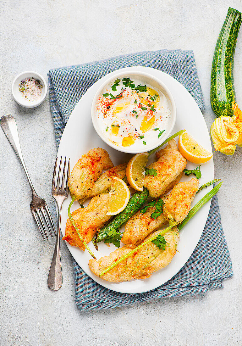 Frittierte, gefüllte Zucchiniblüten mit Joghurtdip