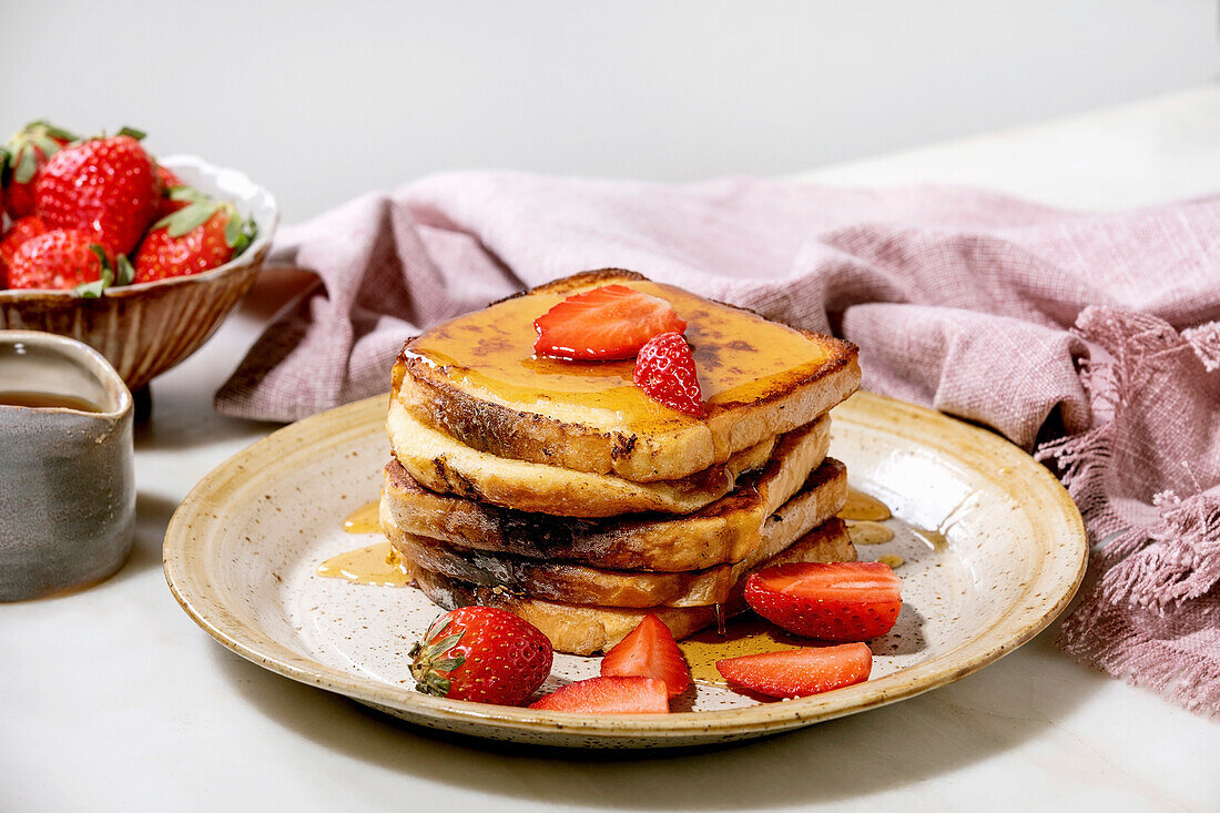 French Toasts mit frischen Erdbeeren und Ahornsirup